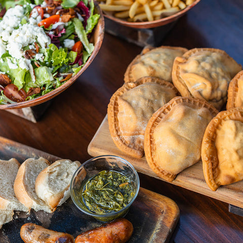 Paquete | 2 Chorizos + Orden de Papas + Ensalada Uruguaya + 6 Empanadas